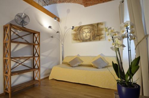 Habitación con cama con estatua en la pared en Haus Ferdinand, en Fernitz