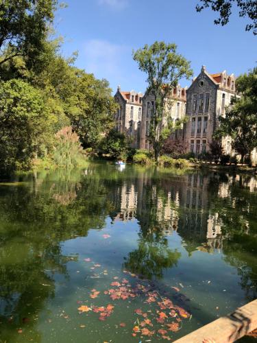 a view of a pond in front of a large building at Apartamento - Casas dos Infantes in Caldas da Rainha