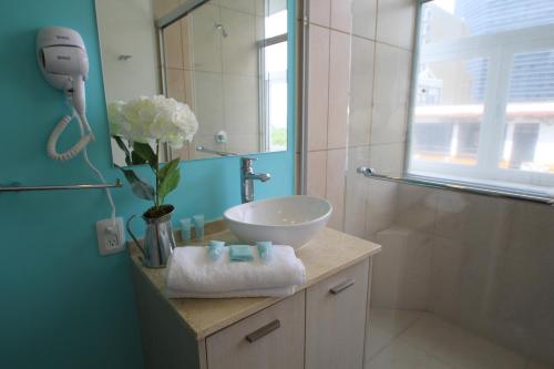 a bathroom with a sink and a shower at Boutique Apartment Downtown 707 two bedrooms in Mexico City