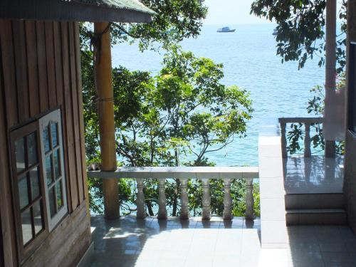 een balkon van een huis met uitzicht op de oceaan bij Queen Resort Koh Tao in Ko Tao