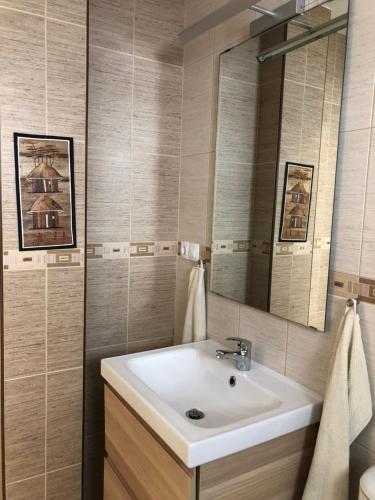 un baño con lavabo y espejo en Vivienda Vacacional Casa Ola, en Ajuy