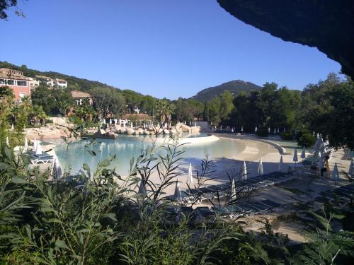 グリモーにあるLes Restanques, Bastides vue Golfe Saint Tropezの大型スイミングプール(ビーチ、噴水付)