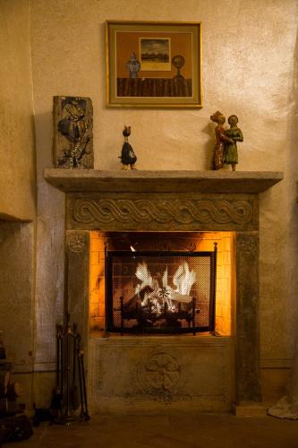 a fireplace in a living room with a fire place at Palazzo Neri in Trevi