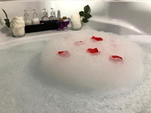 una bañera llena de azúcar con cristales rojos en C-elena Suite en Terra