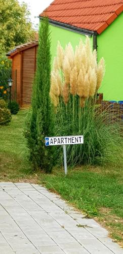 Znak uliczny w trawie obok domu w obiekcie Apartment Hallstadt w mieście Hallstadt