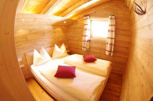 Giường trong phòng chung tại Almchalet Alpenflora