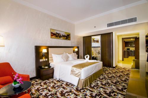 Un pat sau paturi într-o cameră la Al Murooj Grand Hotel