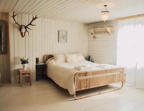 1 dormitorio con 1 cama en una habitación en Beach House. Camber Sands. Sleeps 12, en Camber