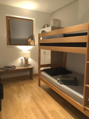 Zimmer mit 2 Etagenbetten und einem TV in der Unterkunft Alpbach 646 in Alpbach
