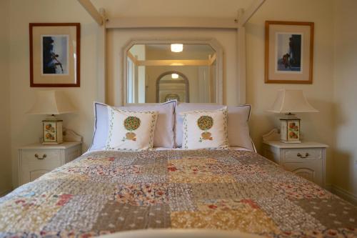 A bed or beds in a room at Harlequin B&B Ledbury
