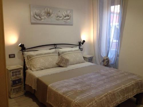 - une chambre avec un lit dans l'établissement La Casa del Cuore, à Lerici