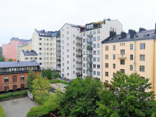 赫爾辛基的住宿－Hiisi Homes Helsinki Sörnäinen，城市中一群高大的建筑