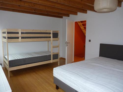 Tempat tidur susun dalam kamar di vakantiehuis de ieperleed
