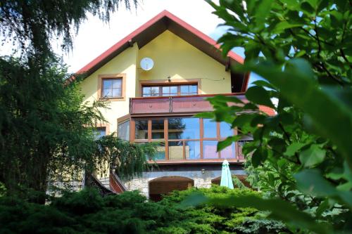 une maison vue à travers les feuilles d'arbres dans l'établissement Velemi Vendégház, à Velem