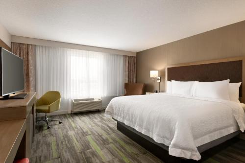 Televisyen dan/atau pusat hiburan di Ramada by Wyndham St Paul AB