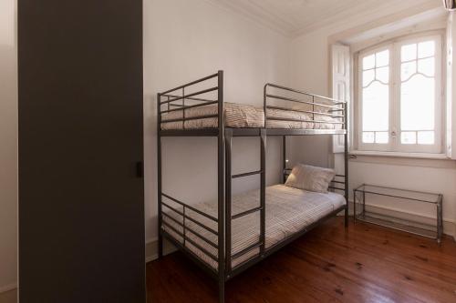 2 beliches num quarto com uma janela em Lisbon City Center Apartment em Lisboa