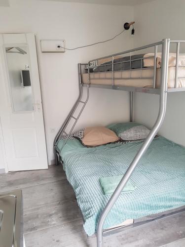 sypialnia z 2 łóżkami piętrowymi w pokoju w obiekcie La maison chez Elena&Arnaud w Caen