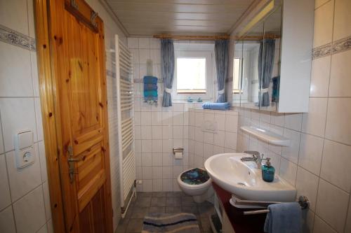 a bathroom with a sink and a toilet at Ferienhaus Lüthje in Hochdonn