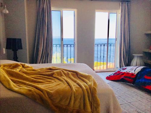 San-Martino-di-LotaにあるMagnifique Triplex vue merのベッドルーム1室(ベッド1台付)が備わります。