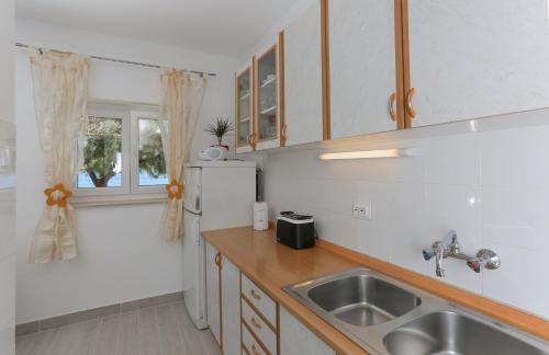 Kuchyňa alebo kuchynka v ubytovaní Holiday Home Lučica