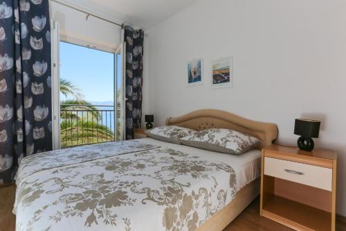 Schlafzimmer mit einem Bett und einem Fenster mit Aussicht in der Unterkunft Holiday Home Lučica in Sutivan