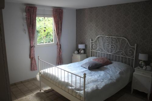 a bedroom with a bed and a window at Heimbach Charlet in Meisenheim