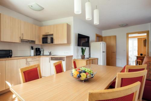 a kitchen with a table with a bowl of fruit on it at Apart Luneta in Ladis