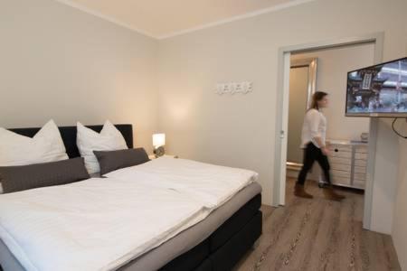 Una cama o camas en una habitación de Fewo Obsthof Matthies