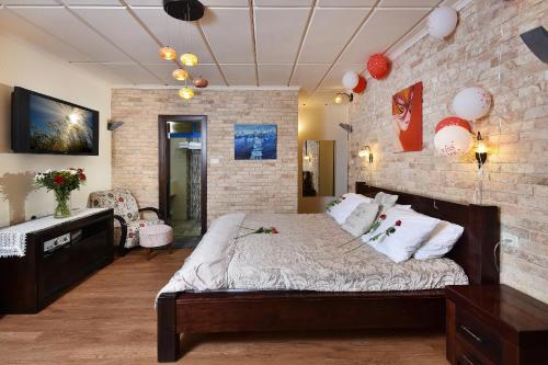 En eller flere senge i et værelse på Shmulik's Resort