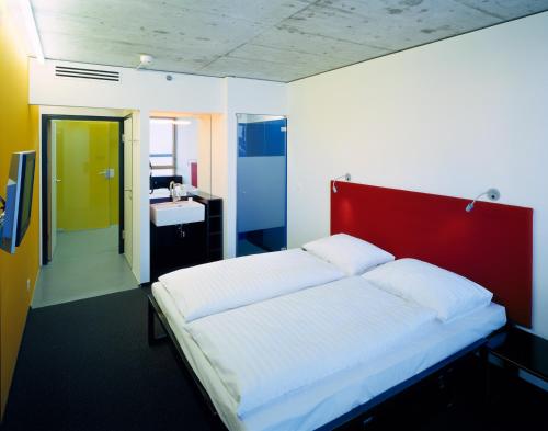 A bed or beds in a room at CUBE SAVOGNIN inklusive Skipass