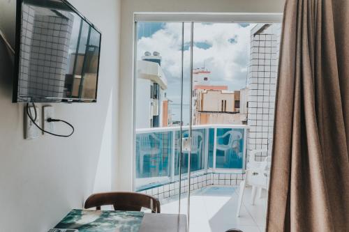 d'une salle à manger avec vue sur un balcon. dans l'établissement Monte Libano Apart Hotel, à Florianópolis