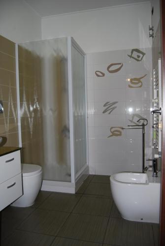 y baño con ducha, aseo y lavamanos. en Casa MaMa en Génova