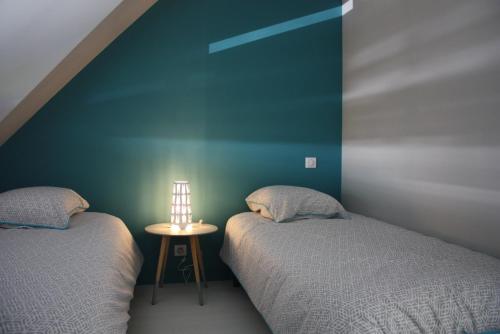 Duas camas sentadas uma ao lado da outra num quarto em Traezh Gwenn em Le Guilvinec