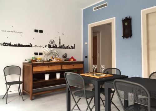 ein Esszimmer mit einem Tisch und Stühlen in der Unterkunft B&B Honey Rooms in Saronno