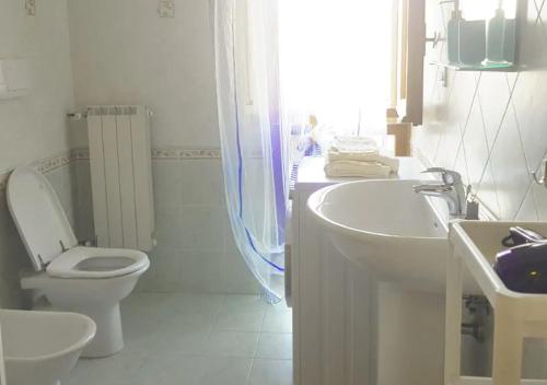 een witte badkamer met een toilet en een wastafel bij Confortevole appartamento nel cuore di Termoli in Termoli