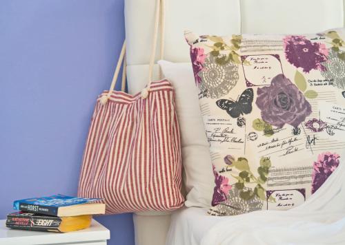 Una cama o camas en una habitación de Camara Hotel