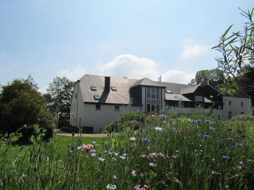 una casa con un campo de flores delante de ella en Energîte, en Tillet