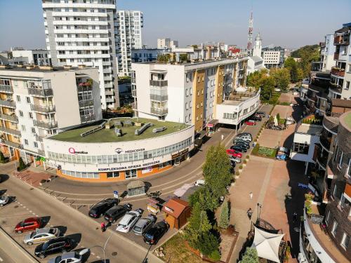 a city street with cars parked in a parking lot at GoldApartRooms in Białystok