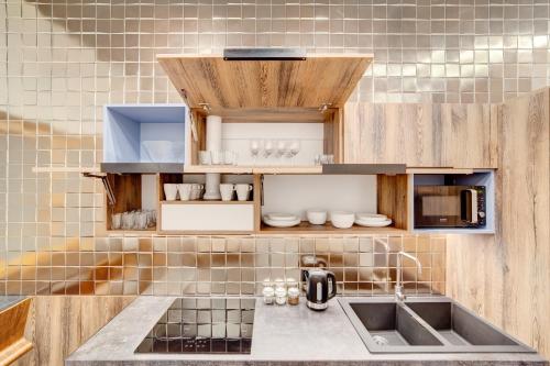 a kitchen with a sink and a microwave at GoldApartRooms in Białystok