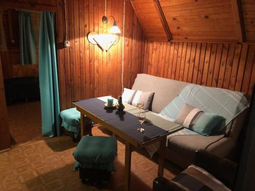 ein Wohnzimmer mit einem Sofa und einem Tisch in der Unterkunft Tleniowo in Tleń