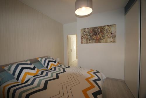 une chambre avec un lit et un tableau au mur dans l'établissement LOT OF BED, à Cahors