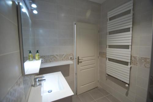 une salle de bain blanche avec un lavabo et une douche dans l'établissement LOT OF BED, à Cahors