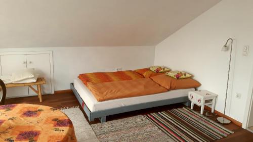 アラースハウゼンにあるhelles Dachstudioのベッドルーム1室(大型ベッド1台付)