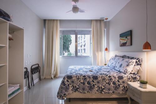 a bedroom with a bed and a window at Copacabana, conforto e localização in Rio de Janeiro