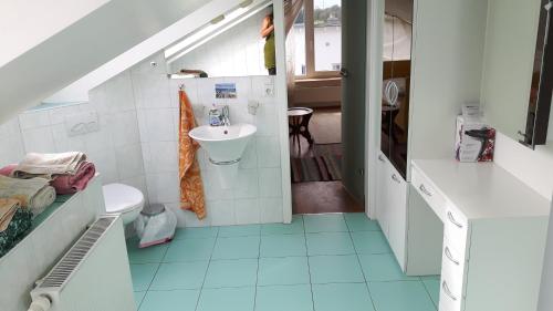 Kúpeľňa v ubytovaní helles Dachstudio