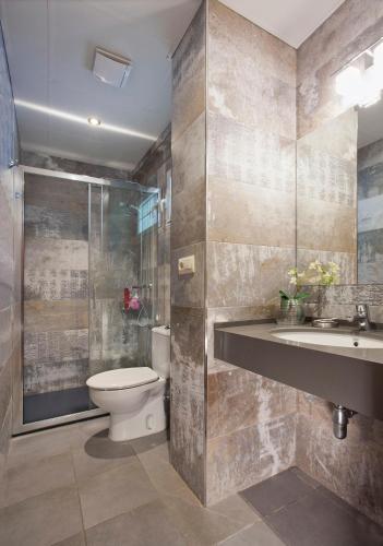 a bathroom with a toilet and a sink and a shower at Hotel Alvaro frente Palacio-Museo Selgas in Cudillero