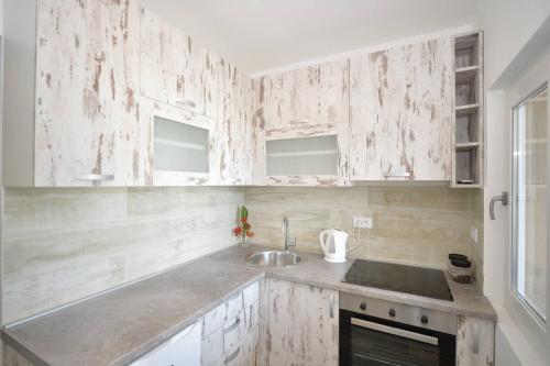 Dapur atau dapur kecil di J & P Apartments Orahovac