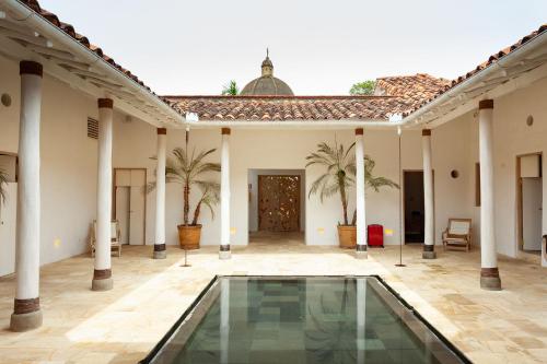 a pool in the courtyard of a house at Casa Oniri Hotel Boutique in Barichara