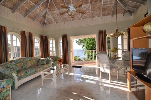 un soggiorno con un divano e un tavolo di Tropical Lagoon Resort a Port Antonio