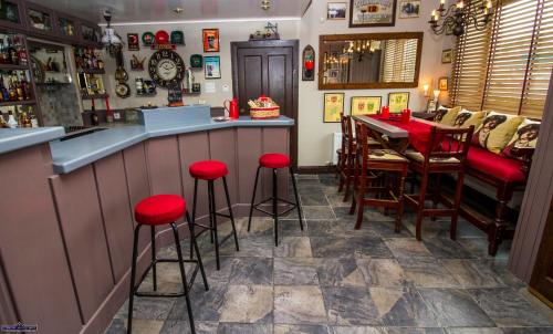 Lounge nebo bar v ubytování Herlihy's, Half-Way-House